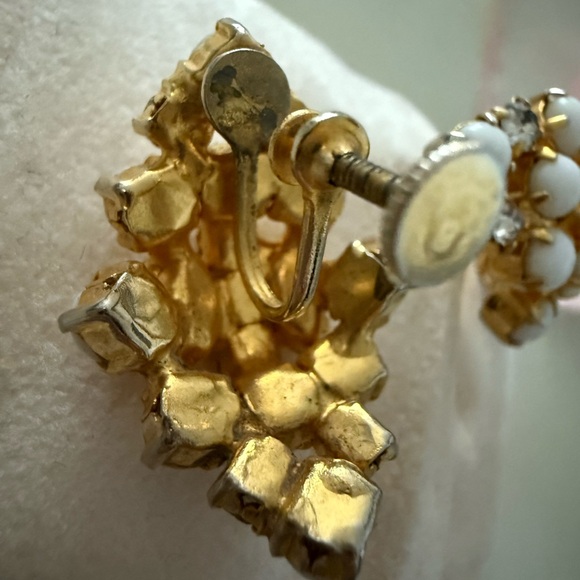 VINTAGE EARRINGS MILK  GLASS —SCREW BACK EARRINGS —- - Picture 4 of 4